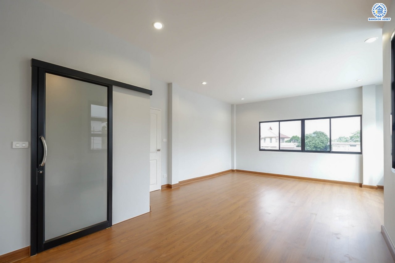 บ้านมือสองตกแต่งใหม่ โครงการ ซอยบรมราชชนนี60 เนื้อที่ 69.3 ตร.ว. พื้นที่ใช้สอย 236 ตร.ม. ฟังก์ชัน 3 ห้องนอน 3 ห้องน้ำ จอดรถได้ 2 คัน บนทำเลเดินทางสะดวก เชื่อมต่อหลายเส้นทาง  ใกล้เซ็นทรัลปิ่นเกล้า และทางคู่ขนานลอยฟ้าบรมราชชนนี